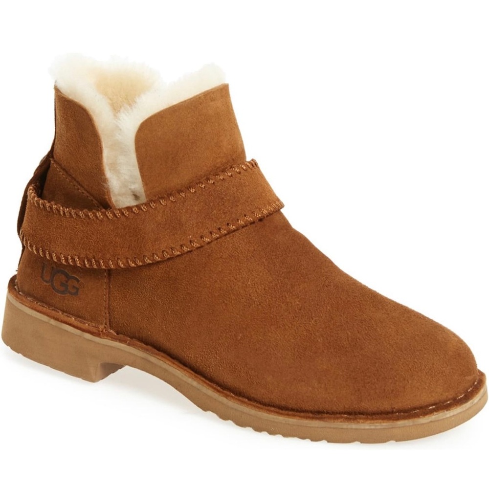Like new ugg boot water resistant sz 6
